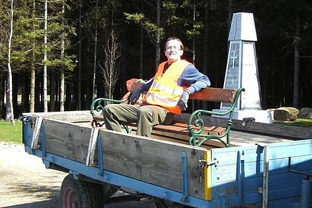 "Den Müll gut in Sicht" hat OV Georg Höllrigl an seinem würdigen Platz am Müllanhänger