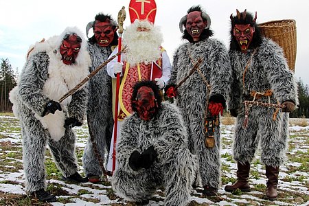 Nikolaus: Markus Hennebichler Krampusse: Michael Hipp, Dominik Kalch, Tobias Krenn, Stefan Wally, Mathias Hipp (v.l.)