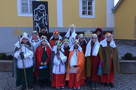 Gruppenfoto der Sternsinger aus Sallingstadt mit ihren Begleitern