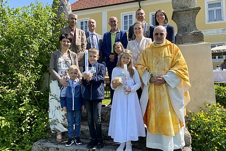 Die beiden Erstkommunionkinder David Hipp und Laura Boden mit Sandra Fandl, Lukas Hipp, Luisa Boden, Klassenlehrerin Kerstin Kolm und P. Daniel Gärtnerhinten: Roland Hipp, Direktor Bernhard Bachofner, Bürgermeister Josef Schaden, Gerald Boden und Birgit Boden