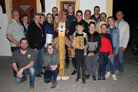 Ein gemeinsames Bild mit vielen Gewinnern und Helfern des Eierpeckens 2019