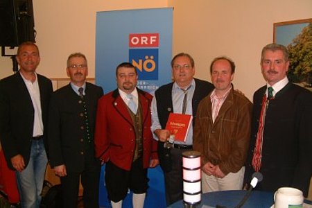 ORF Frühschoppen-Moderator Hannes Wolfsbauer (3. v. r.) mit seinen Interviewpartnern: Jugendgästehausleiter Josef Schaden, Vizebürgermeister Manfred Schnabl, Musikvereinsobmann Franz Karlinger, Unionsobmann Stamatios Dourakas und Bürgermeister Johann Hölzl (v. l.)