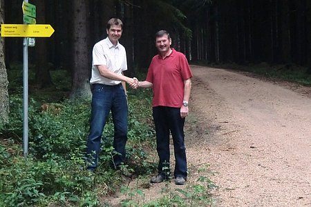 GR Alexander Scheidl und StR Erwin Engelmayr aus Großhaslau überzeugten sich von der gelungenen Wegsanierung Walterschlag-Großglobnitz.