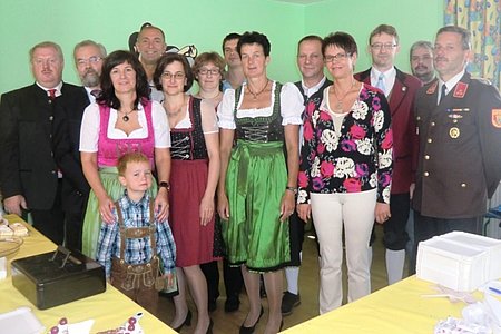 Ein gut organisierter Bauernmarkt im Saal des Jugendgästehauses:VV-Obmann Josef Bauer, GGR Erich Schmid, Manuela Haider, Dominik Hipp, Vizebürgermeister Josef Schaden, Anita Poppinger, Maria Holzmüller, GGR Erwin Zellhofer, Renate Koppensteiner, GGR Erich Koppensteiner, Klaudia Hipp, Kapellmeister Karl Poppinger, Harald Zauner und FF-Kommandant Anton Hipp