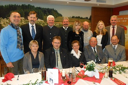 Tochter Silvia, Sohn Christian, Mathilde und Johann Tröthahn, Sohn Johann (1. Reihe v. l.) Vbgm. Josef Schaden, Schwiegersohn Herbert Grassinger, Ortsbauernratsobmann Martin Wally, Vertreter der Ortspartei Harald Zauner, Enkelin Stefanie, P. Daniel Gärtner, Enkelin Daniela und Bgm. Johann Hölzl (2. Reihe v. l.)