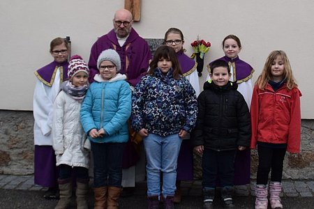 Die fünf Erstkommunionkinder des Jahres 2016 mit den Ministrannten und P. Daniel Gärtner: Inge Grassinger, Anja Koppensteiner, Laura Winterhalter, Michael Fitzinger und Ines Wagner