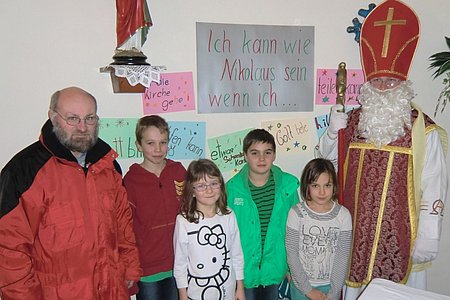 Pater Daniel Gärtner zelebrierte die Messe, die von den Kindern (Paul, Marie, Stephan und Daniela Scheidl) mitgestaltet wurde. Johannes Danzinger spielte den Nikolaus.